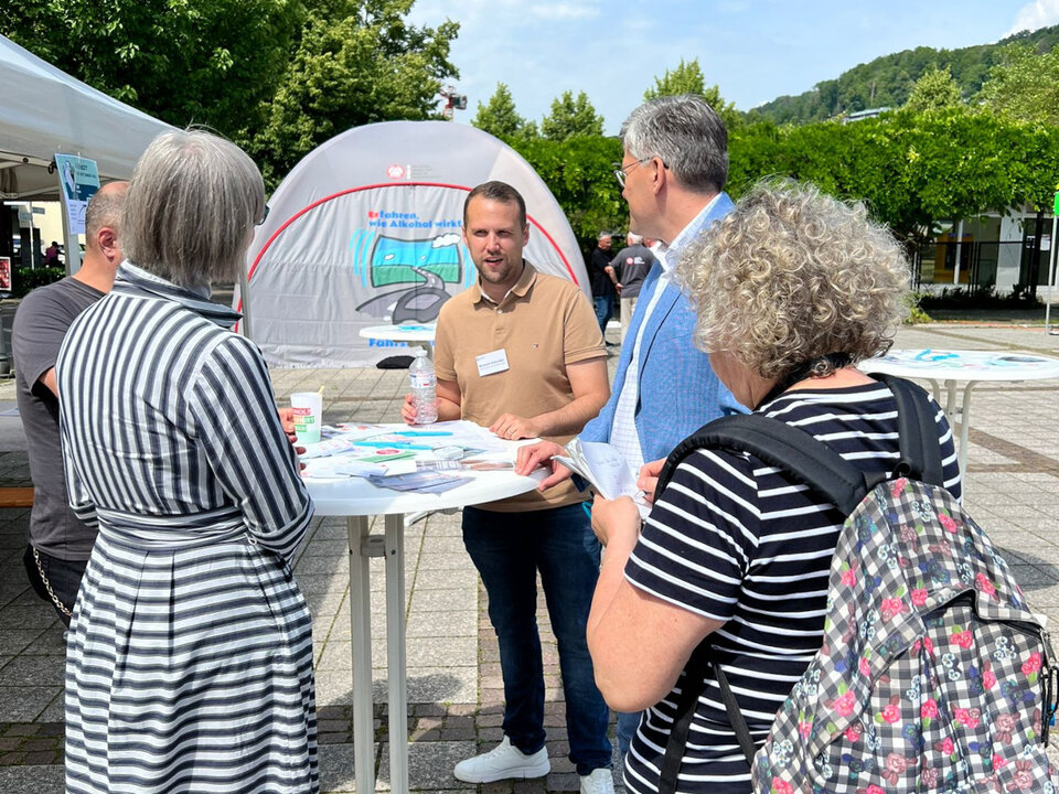 Unsere Kommunaler Suchbeauftragter Michael Schindler im Gespräch auf dem Viehmarktplatz in Waldshut.