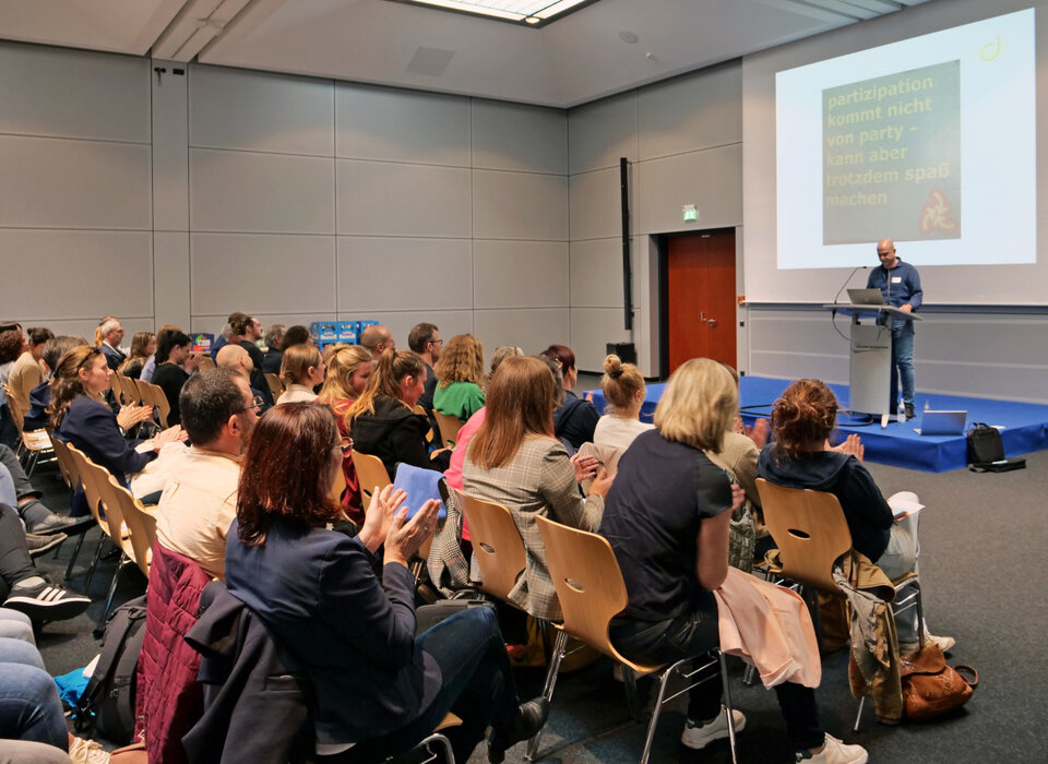 Internationales Publikum des 1. Fachtags zur Stärkung der Jugendbeteiligung in der Bodenseeregion im Konferenzzentrum der Messe Friedrichshafen 