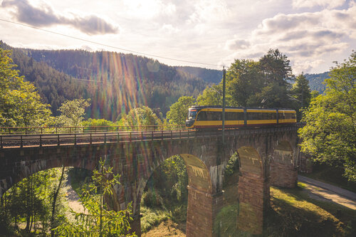 Ein zuverlässiges Nahverkehrsangebot ist von großer Bedeutung, um die Ziele der Verkehrswende zu erreichen. Das Foto zeigt eine Stadtbahn der Albtal-Verkehrs-Gesellschaft (AVG) auf der Murgtalstrecke. 