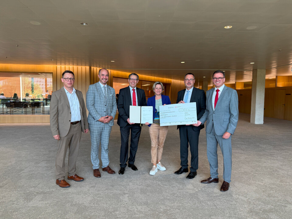Das Digitalisierungszentrum Ostwürttemberg wird erneut bis März 2028 gefördert: (v.re.) Landrat Dr. Joachim Bläse, IHK-Hauptgeschäftsführer Thilo Rentschler, Ministerin Dr. Nicole Hoffmeister-Kraut, Landrat Peter Polta, MdL Tim Bückner (CDU) und Peter Schmidt, Leiter des digiZ Ostwürttemberg, bei der Förderbescheidübergabe in Stuttgart.