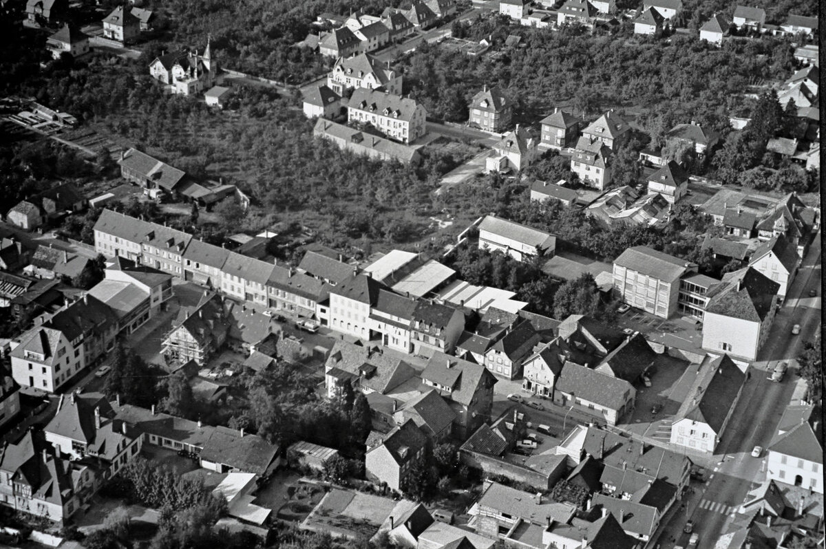 Luftaufnahme mit dem Bühler Landratsamt in der Bildmitte. Um 1965.