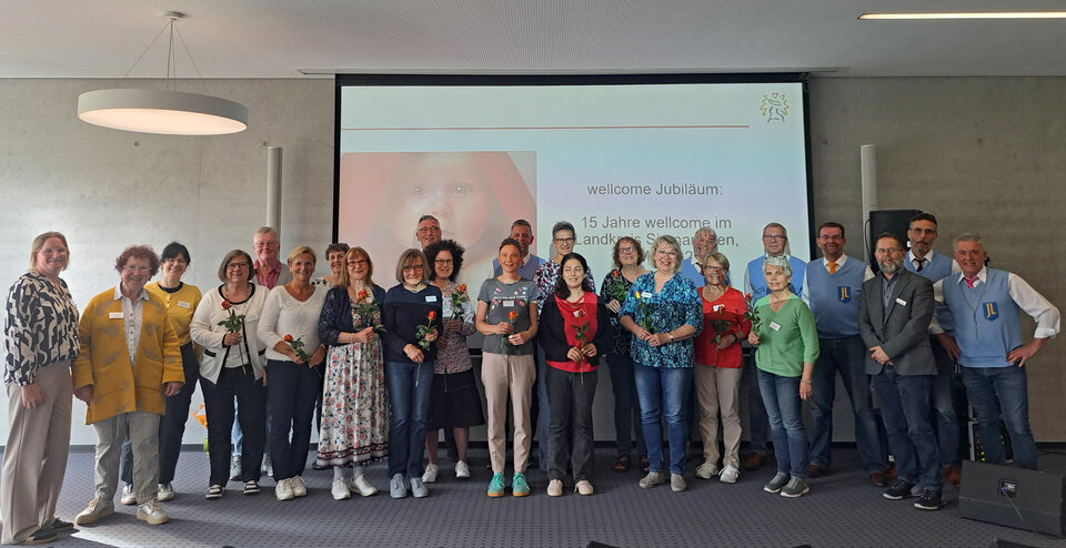 Bei der Jubiläumsveranstaltung im Landratsamt bedanken sich wellcome-Koordinatorin Anja Höfler (links) und Patin Gerlinde Kretschmann (Zweite von links) bei den Ehrenamtlichen für ihren Einsatz.
