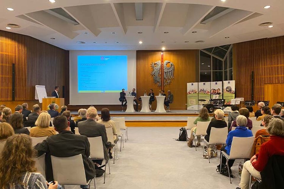 Die Teilnehmenden der Podiumsdiskussion mit Moderator Landrat Dr. Bläse am 
Rednerpult