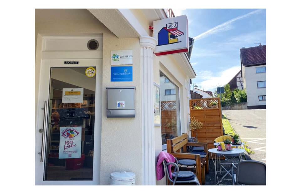 Gut erkennbar am Logo über dem Eingang: das Lädle in Bietenhausen. Vor der Tür kann man Café trinken und Schwätzchen halten. 