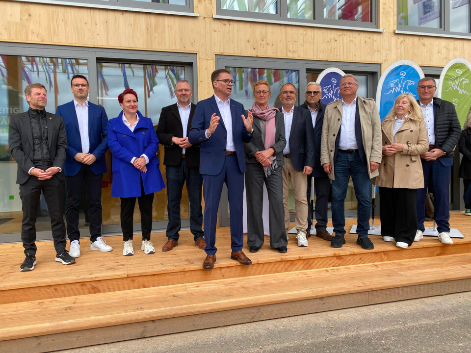 Landrat Dr. Joachim Bläse (Mitte, vorn) im Kreise von Erster Landesbeamtin Seefried, der Fraktionsvorsitzenden des Kreistags, Finanzdezernent und IGO-Geschäftsführer Kurz sowie Oberbürgermeister Michael Dambacher, der Gartenschau-Beauftragten des Ostalbkreises Manuela Rathgeb und den Gartenschau GmbH-Geschäftsführern Powolny und Degen