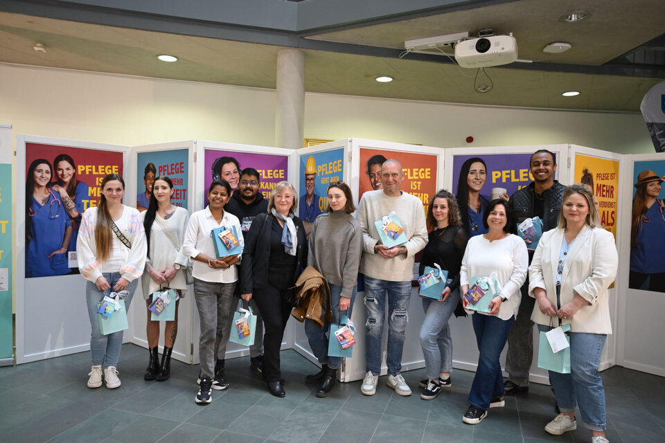 Elf der 15 Pflegekräfte, die sich für die Kampagne fotografieren ließen: von links: Nadine Löhlein, Jenny Ludwig, Rosemary Sebastian, Joel Johnson, Alla Witt, Weronika Pietras, Daniel Kurz, Bianca Lohr, Mandy Furtwängler, Ted Gerandino und Stefanie Karaman.