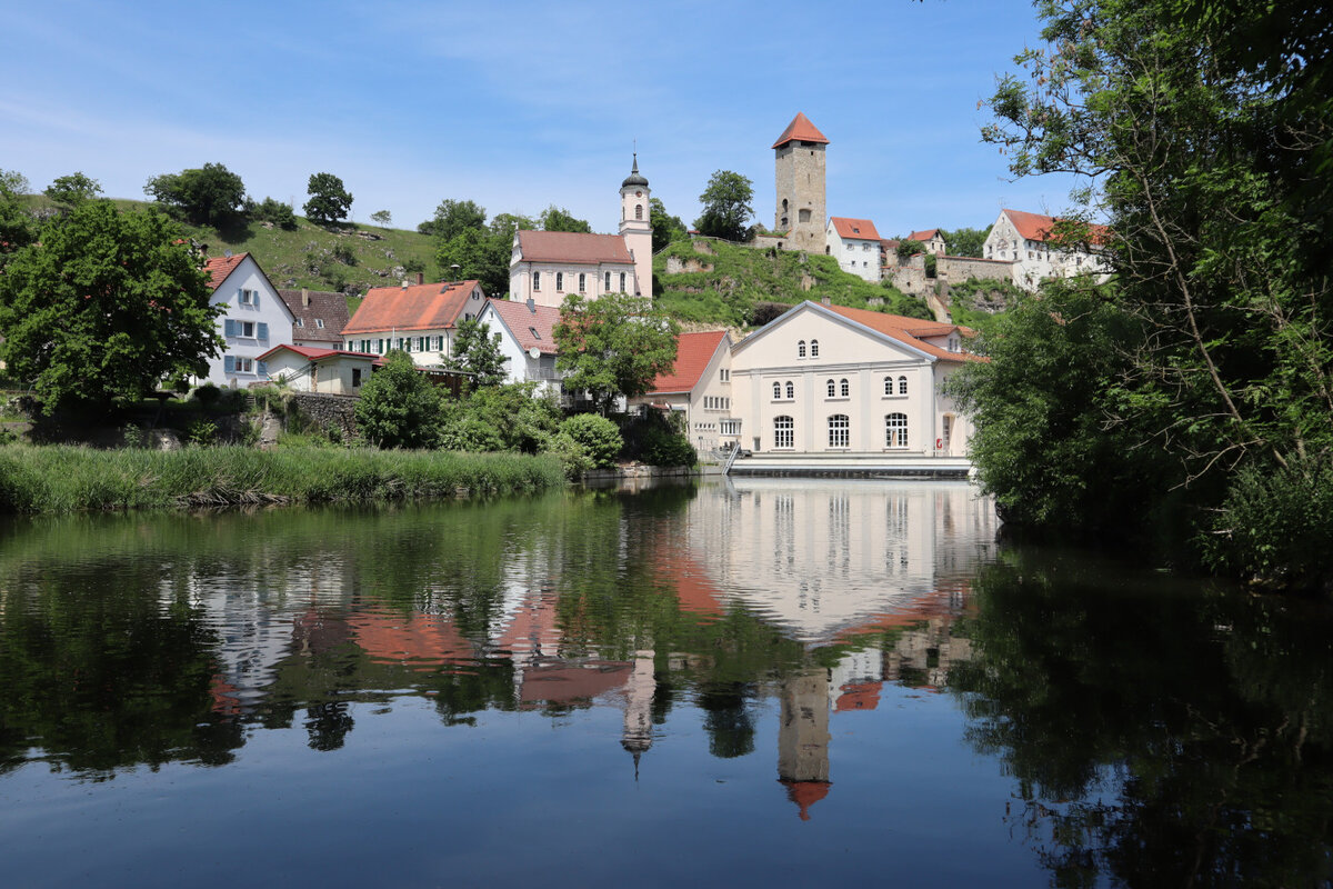 Die „Cybercity Rechtenstein“ mit dem Wasserwerk und der Burgruine