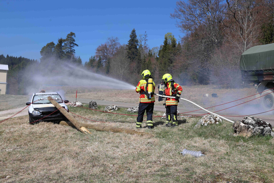 Unter Atemschutz - Rettung einer eingeschlossenen Person aus einem brennenden Fahrzeug (Station "Potz Blitz") 