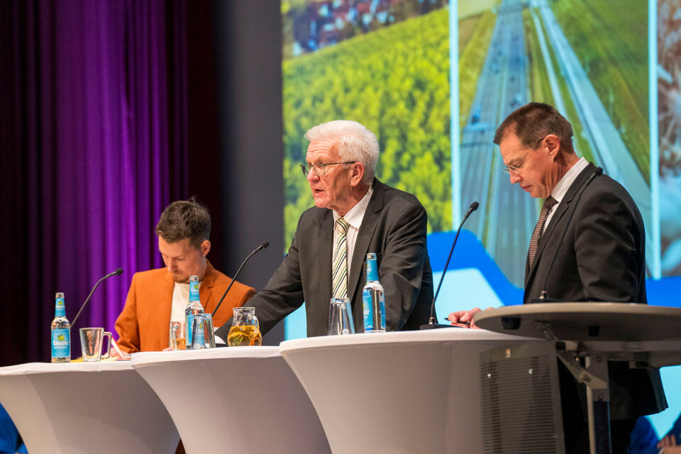 Moderator Manuel Hilscher (links), Ministerpräsident Winfried Kretschmann (Mitte) und Landrat Heiner Scheffold (rechts) sprachen mit den Bürgerinnen und Bürgern über Hemmnisse beim Ausbau der erneuerbaren Energien.