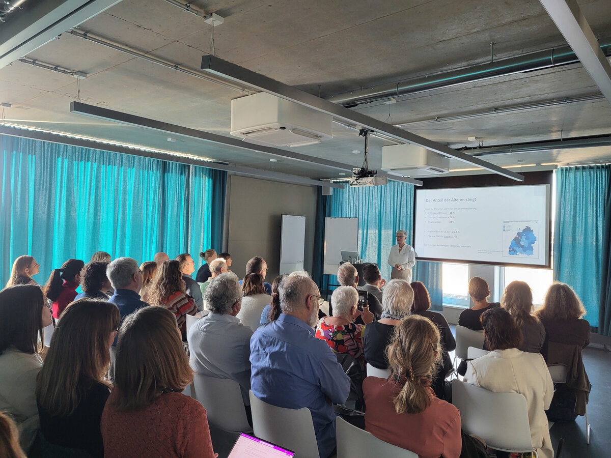 Demografie-Expertin Karin Haist hält einen Vortrag bei der Fachveranstaltung des Landkreises Karlsruhe zum Thema „Zukunftsfähige Kommune“.