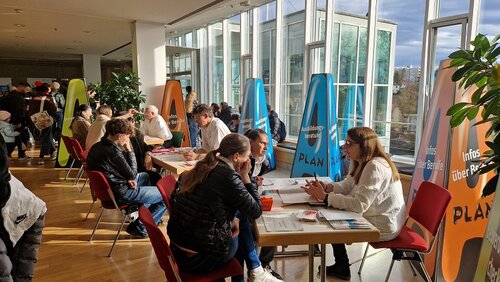 Die Möglichkeit zum Austausch wurde bei der Ausbildungsmesse "Plan A" intensiv genutzt.
