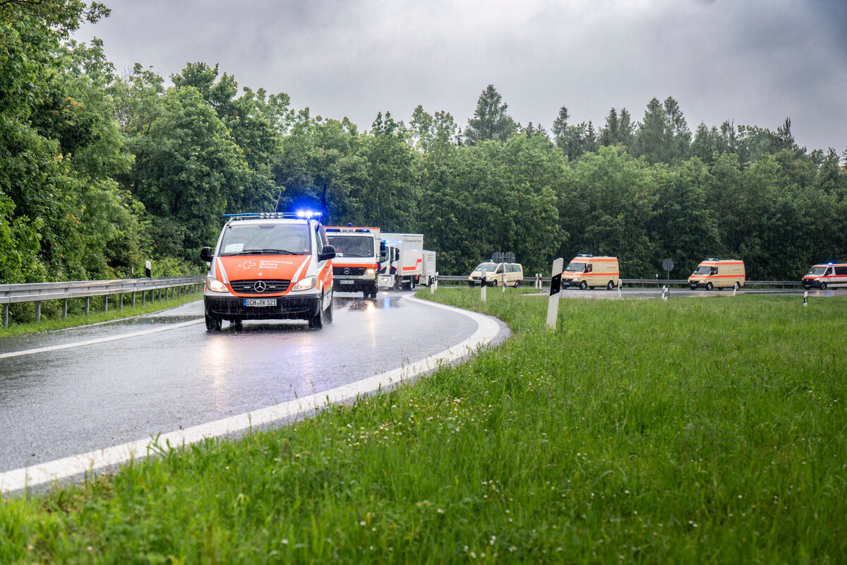 DRK-Einheiten üben einen motorisierten Kfz-Marsch