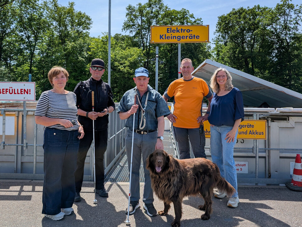 Gruppenbild, v. l. Brigitte Haas vom Eigenbetrieb Abfallwirtschaft, Andreas Stiefel und Stefan Rendler, Mitglieder des Gremiums „Expertise Inklusive“, Heiko Jahraus von der Deponie Rammersweier, Anita Diebold, Behindertenbeauftragte des Ortenaukreises, sowie Blindenhund Elias