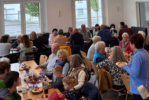Gemeinschaft, Austausch: Die Ratshausener sitzen beim Dorfcafé zusammen. Bürgerschaftliches Engagement hat dieses Projekt möglich gemacht.