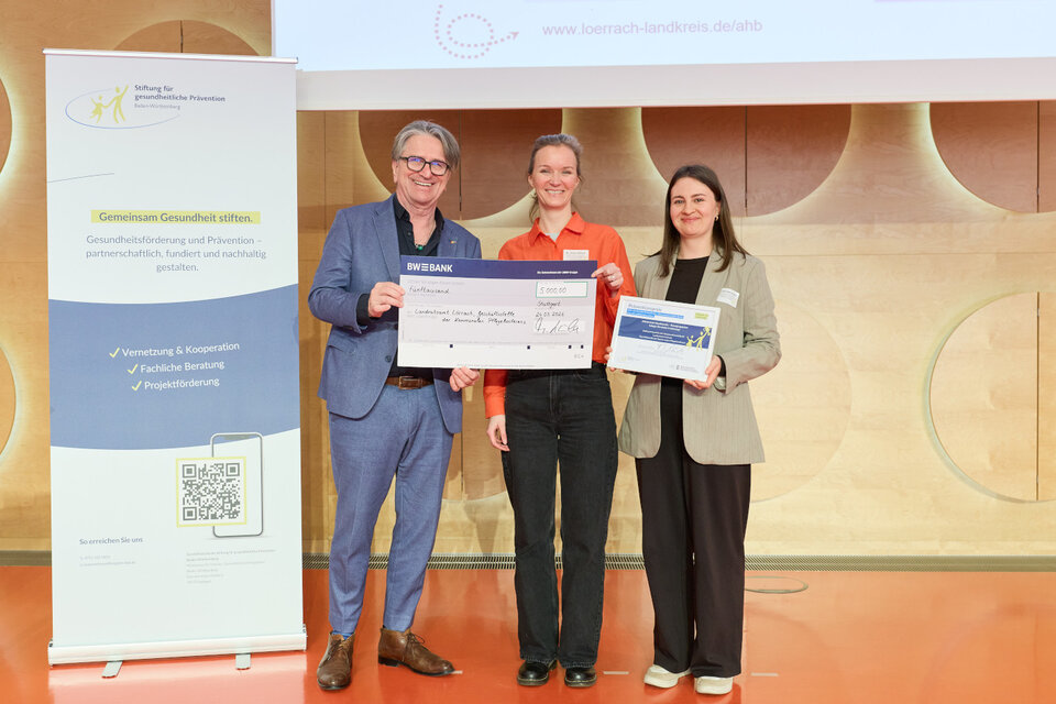 Übergabe des Präventionspreises in Stuttgart (von links): Manne Lucha (Minister für Soziales, Gesundheit und Integration Baden-Württemberg), Dr. Anne Göhner (Geschäftsstellenleitung Kommunale Pflegekonferenz Landkreis Lörrach), Pia Zimmermann (Mitarbeiterin Kommunale Gesundheitskonferenz Landkreis Lörrach)