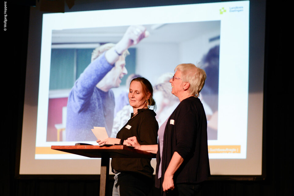 Carina Weirather, Geschäftsleitung der Wilden Bühne und Christiane Heinze, die Beauftragte für Suchtprävention im Landkreis Esslingen, beim festlichen Abend zum Jubiläum. 
