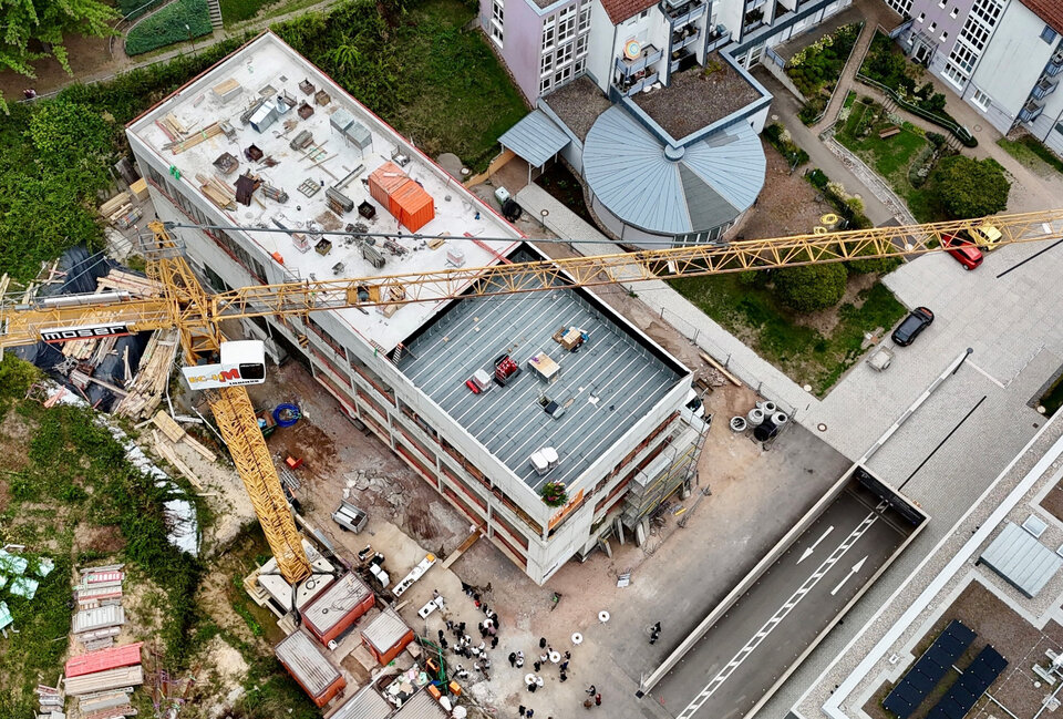 Die neue Integrierte Leitstelle Ortenau in Gengenbach nimmt Gestalt an: Der Rohbau ist weitgehend fertiggestellt, auf dem Dach steht bereits der Richtkranz. In dem Neubau werden künftig die Leitstelle sowie das Amt für Brand- und Katastrophenschutz unter einem Dach zusammenarbeiten.
