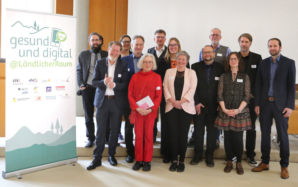Über den gelungenen Start des Modellprojekts „Gesund und digital im Ländlichen Raum“ im Ortenaukreis freute sich Sozialdezernent Heiko Faller (rechts) mit den Projektverantwortlichen aus dem Landratsamt sowie den Vertretern der Landesanstalt für Kommunikation Baden-Württemberg (LFK) und weiteren Beteiligten. 