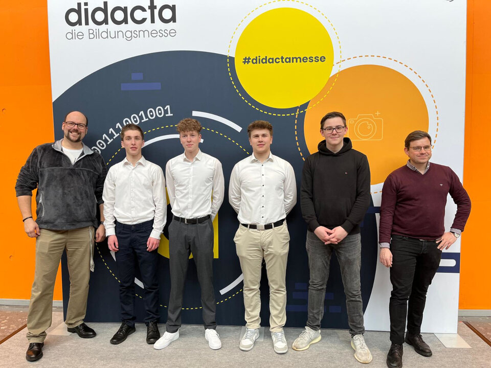 Junge Nachwuchstalente „made in Bad Mergentheim“: Gemeinsam mit den beiden Lehrern Michael Schurk (l.) und Dr. Michael Storch (r.) präsentierten vier Schüler des Technischen Seminarkurses am beruflichen Gymnasium der Gewerblichen Schule Bad Mergentheim ihre innovativen Arbeiten auf der Bildungsmesse Didacta in Stuttgart. 