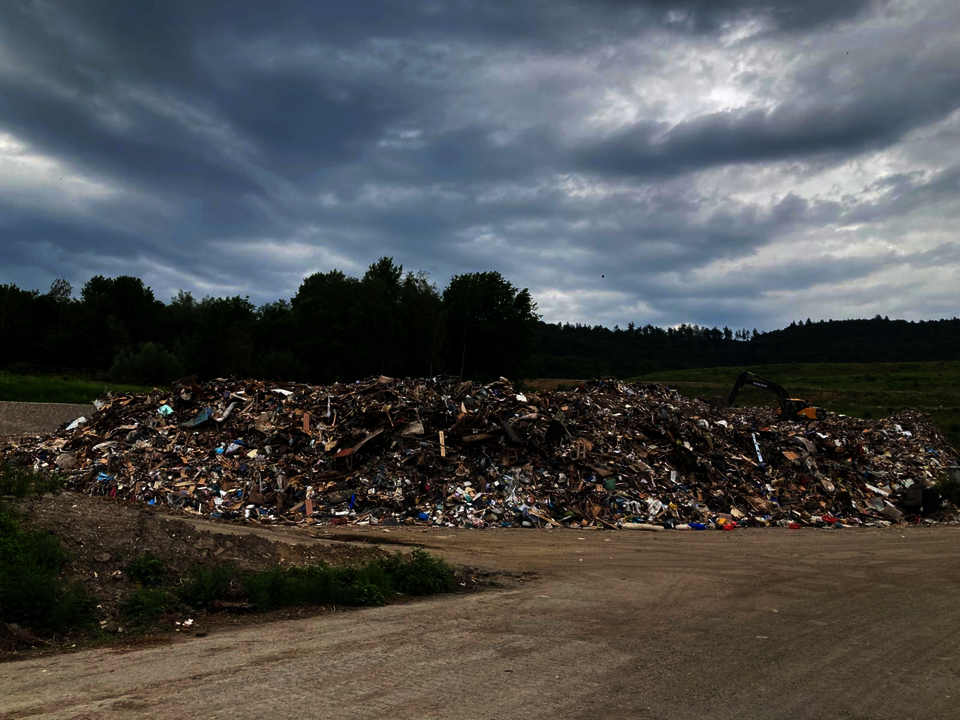 Der Bagger wirkt im Vergleich zum Sperrmüllberg winzig klein.