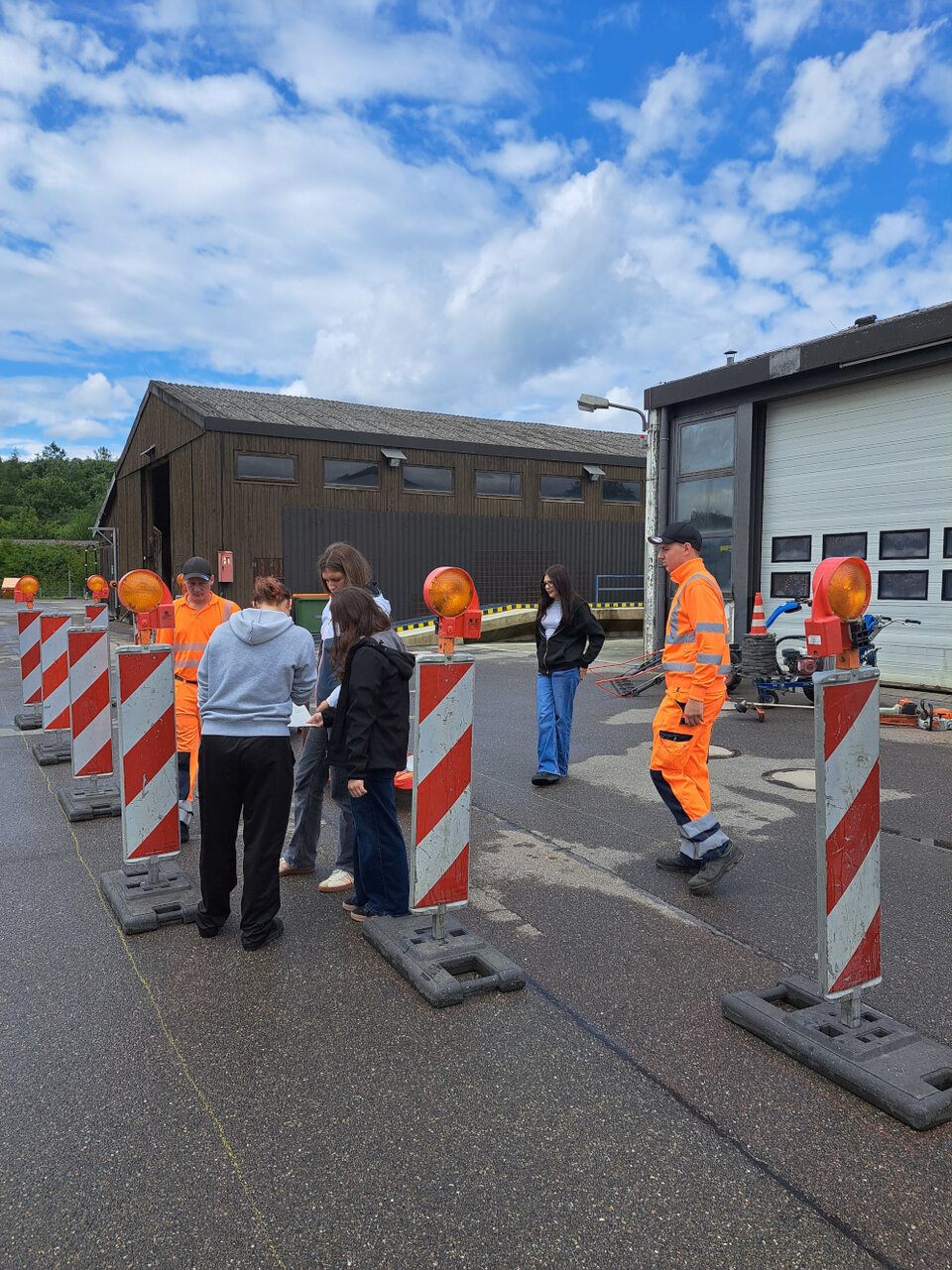 Beim FirmenErlebnisTag „Work@SIG“ lernen die Teilnehmer die Bedeutung von Verkehrszeichen und -sicherung im Straßenbau kennen. 